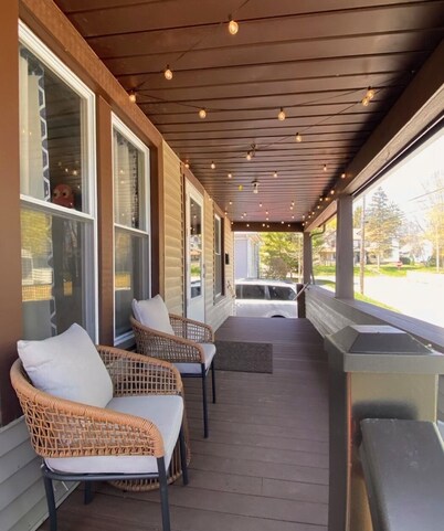 3 BR Home near DT Woodstock Square with Hot Tub & Arcade Games!