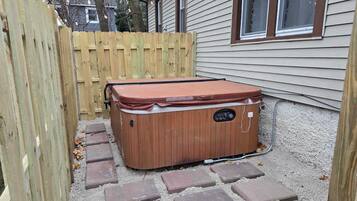 Bañera de hidromasaje al aire libre