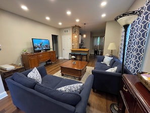 Een smart-tv en boeken