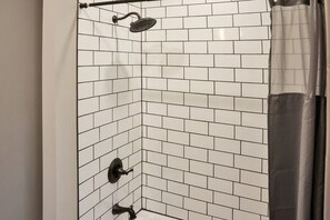 Vasca, asciugacapelli, asciugamani, sapone