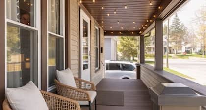 3 BR Home near DT Woodstock Square with Hot Tub & Arcade Games!