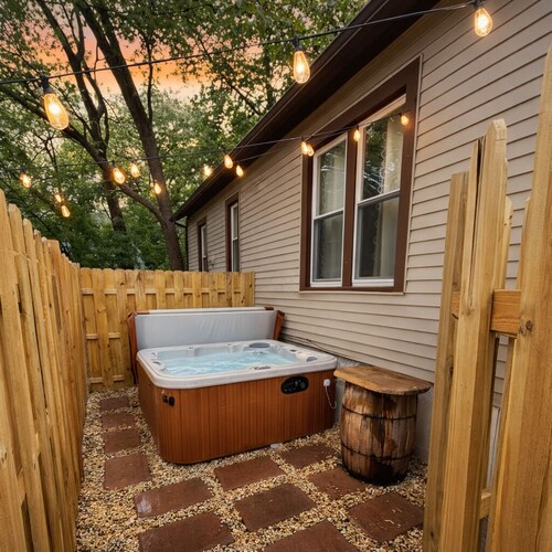 3 BR Home near DT Woodstock Square with Hot Tub & Arcade Games!