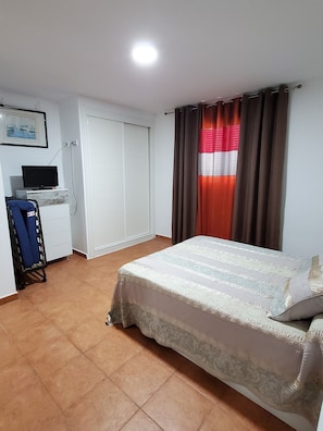 2 bedrooms, iron/ironing board, travel cot, free WiFi