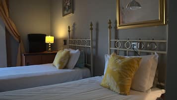 1 bedroom, desk, WiFi, bed sheets