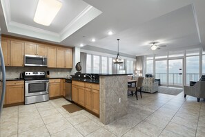 Kylskåp, mikrovågsugn, ugn och spishäll