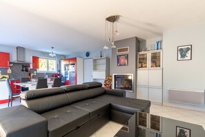 TV, fireplace