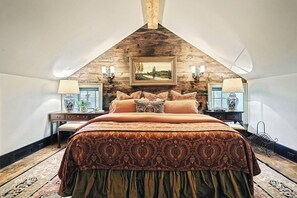 6 bedrooms, desk, iron/ironing board, travel crib