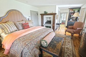 6 makuuhuonetta, työpöytä, silitysrauta/-lauta, vauvan matkasänky