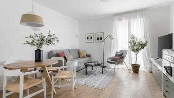 Appartement, 1 slaapkamer | Woonruimte | Een televisie
