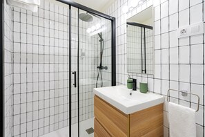 Apartment | Badezimmer | Dusche, Haartrockner, Handtücher, Seife