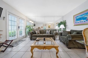 TV - Apt#2 BEACH-CHARMING Lodging SUNNY PLACE:BBQ/Patio (Pompano Beach)