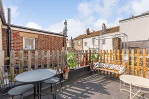 Outdoor dining - Trendy Central 1 Bed Flat with Roof Terrace (The City of Brighton and Hove)