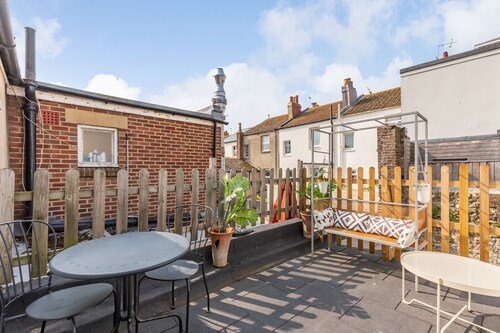 Trendy Central 1 Bed Flat with Roof Terrace