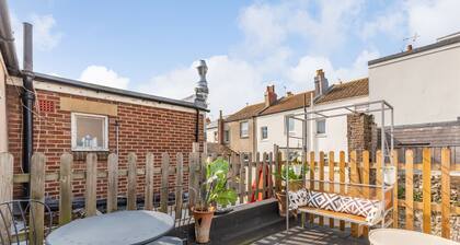 Trendy Central 1 Bed Flat with Roof Terrace