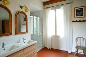 Shower, hair dryer, towels, soap - Sunny Winemaker's House in Canal du Midi Village with Pool near Beaches (Poilhes)