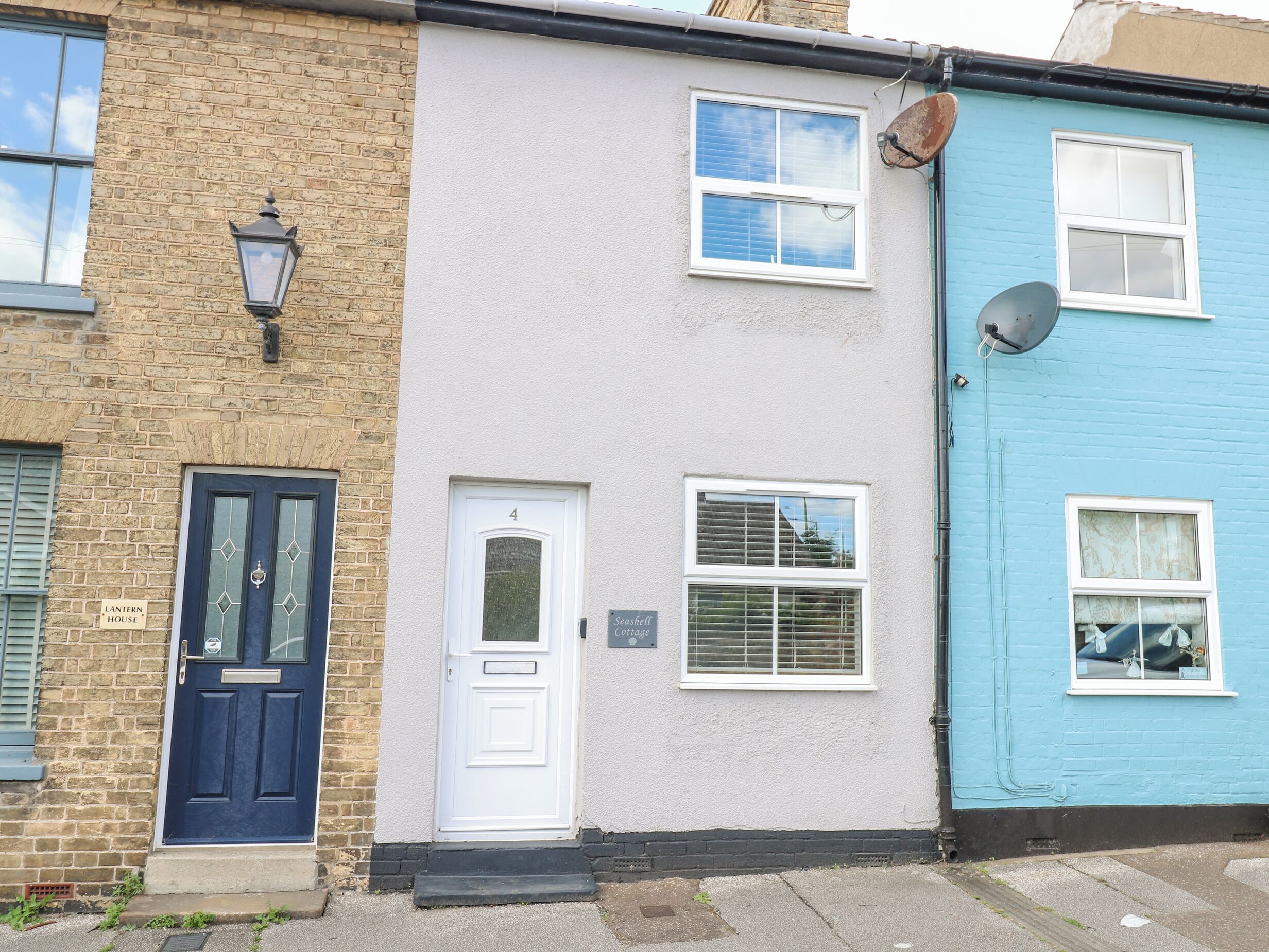SEASHELL COTTAGE, pet friendly, with a garden in Lowestoft