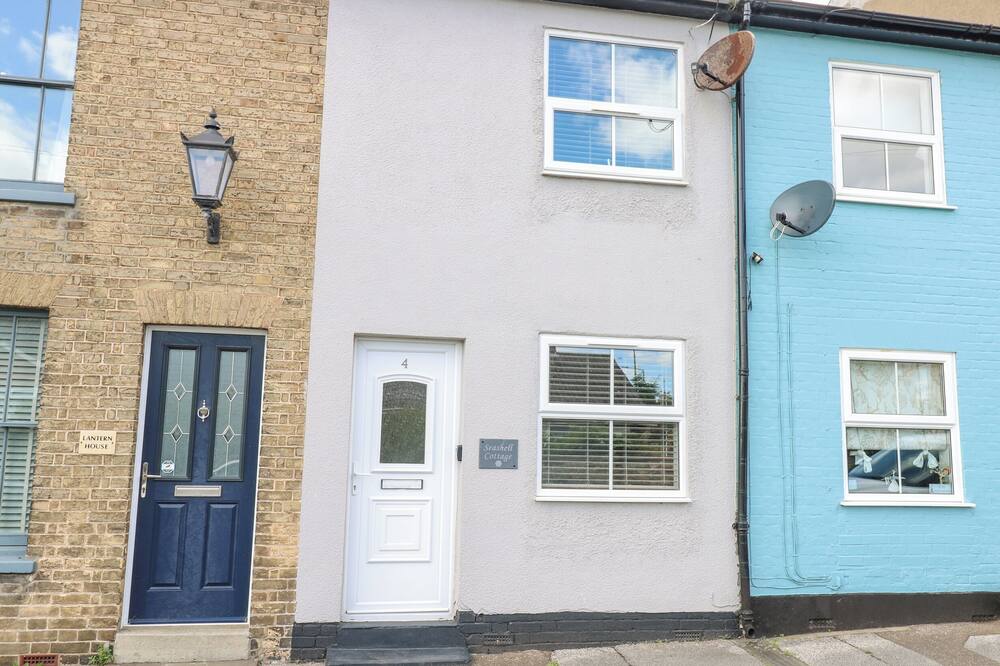 SEASHELL COTTAGE, pet friendly, with a garden in Lowestoft