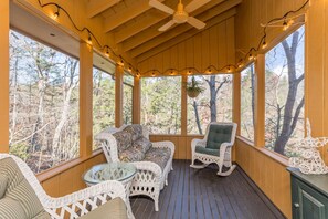 TV connectée, cheminée, jeux vidéo, lecteur de DVD