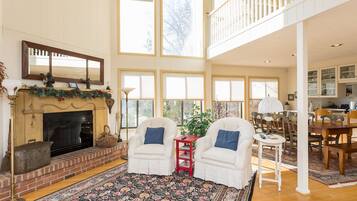 TV connectée, cheminée, jeux vidéo, lecteur de DVD