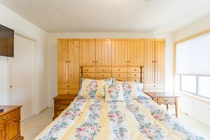 5 bedrooms, iron/ironing board, WiFi, bed sheets