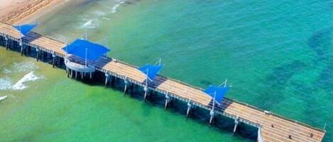 Plage à proximité, chaise longue, serviettes de plage