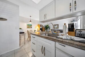 Interior - Apt#3-Charming relaxing -beautiful APT-80yard walk to the BEACH wBBQ/ Patio (Pompano Beach)