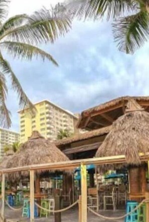 Property grounds - Apt#3-Charming relaxing -beautiful APT-80yard walk to the BEACH wBBQ/ Patio (Pompano Beach)