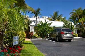 Property grounds - Apt#4 -Charming relaxing -beautiful APT-80yard walk to the BEACH wBBQ/ Patio (Pompano Beach)