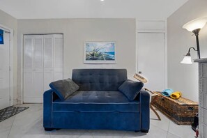 Smart TV - Apt#4 -Charming relaxing -beautiful APT-80yard walk to the BEACH wBBQ/ Patio (Pompano Beach)