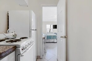 Fridge, microwave, oven, stovetop - Apt#4 -Charming relaxing -beautiful APT-80yard walk to the BEACH wBBQ/ Patio (Pompano Beach)