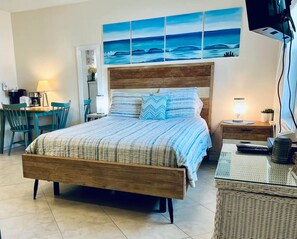 2 bedrooms, desk, iron/ironing board, WiFi - Apt#4 -Charming relaxing -beautiful APT-80yard walk to the BEACH wBBQ/ Patio (Pompano Beach)