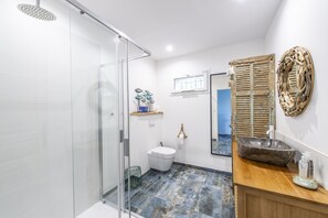 Shower - Comfortable guest room with terrace in character guest house. (L ISLE SUR LA SORGUE)