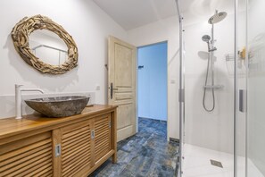 Shower - Comfortable guest room with terrace in character guest house. (L ISLE SUR LA SORGUE)