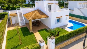A modern villa with a swimming pool, a covered patio, and a well-maintained garden. - Villa Roca Nova - Four Bedroom Villa, Sleeps 8 (Cala d'Or)