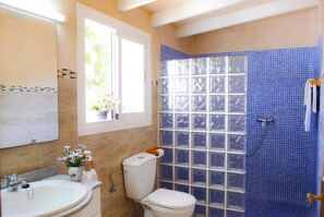 Bathtub, hair dryer, towels - Villa Roca Nova - Four Bedroom Villa, Sleeps 8 (Cala d'Or)