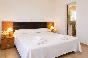 4 bedrooms, iron/ironing board, travel cot, WiFi