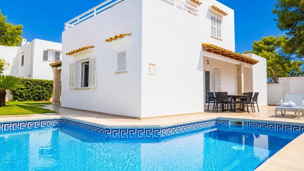 A white building with a pool, outdoor seating, and a pergola. - Villa Roca Nova - Four Bedroom Villa, Sleeps 8 (Cala d'Or)