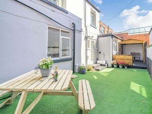 Outdoor dining - 6 bedroom accommodation in Blackpool (Blackpool)