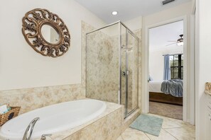 Ensemble douche/baignoire, sèche-cheveux, serviettes fournies