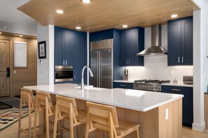 冷蔵庫、電子レンジ、オーブン、コンロ