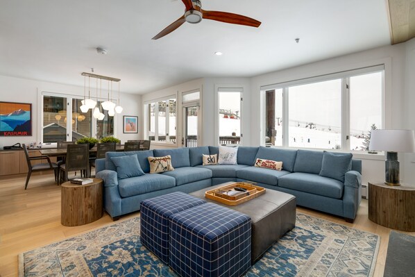 Een televisie en een open haard