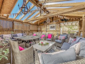 Dining - 8 bedroom accommodation in Horsemans Green (Horsemans Green)