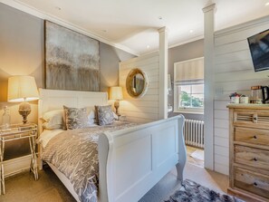 8 bedrooms, free WiFi, bed sheets, wheelchair access