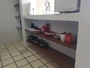 Køleskab, mikrobølgeovn, ovn, kaffe-/temaskine