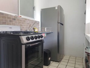 Kjøleskap, mikrobølgeovn, ovn og kaffetrakter/tekoker