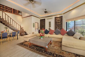 Smart TV, books, offices - VIEW TALAY VILLA - PATTAYA HOLIDAY HOUSE WALKING STREET (Pattaya)