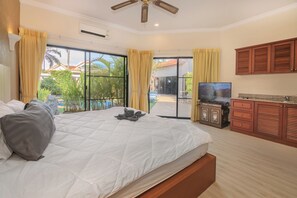 4 bedrooms, in-room safe, desk, iron/ironing board