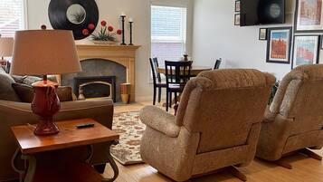 TV connectée, cheminée, lecteur de DVD