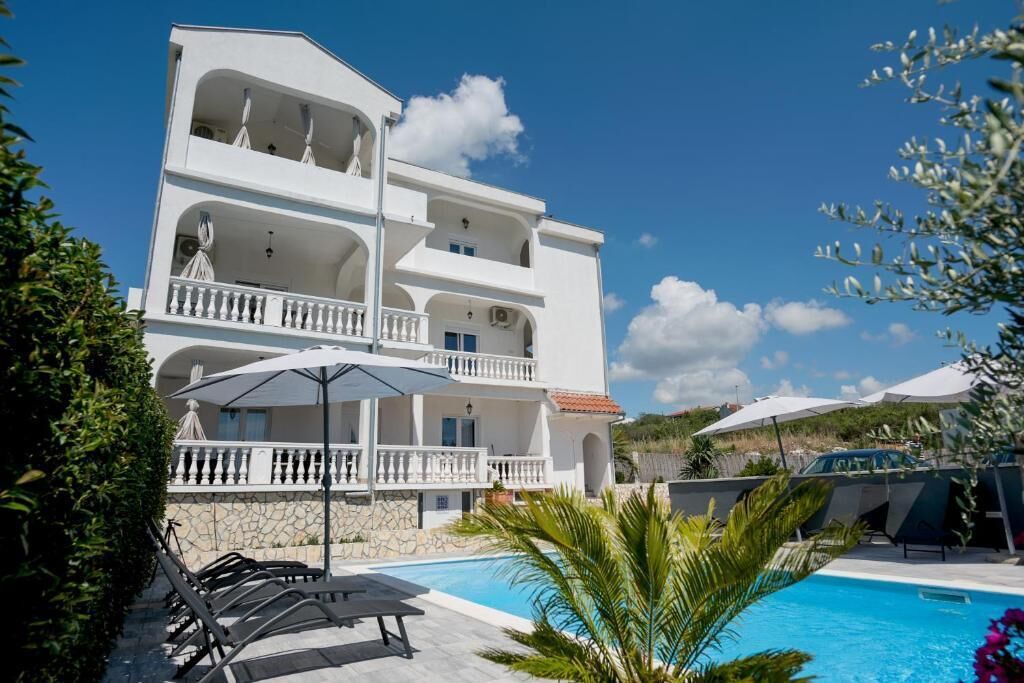 10 kolam renang outdoor