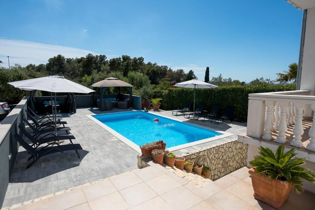 10 outdoor pools